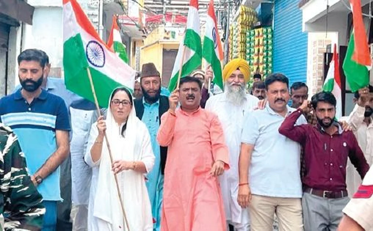 The Yatra passed through the lanes andby-lanes in Poonch town amid huge sloganeering by the activists and the local residents. “In post 370 J&K, now Tiranga is becoming a phenomenon here.