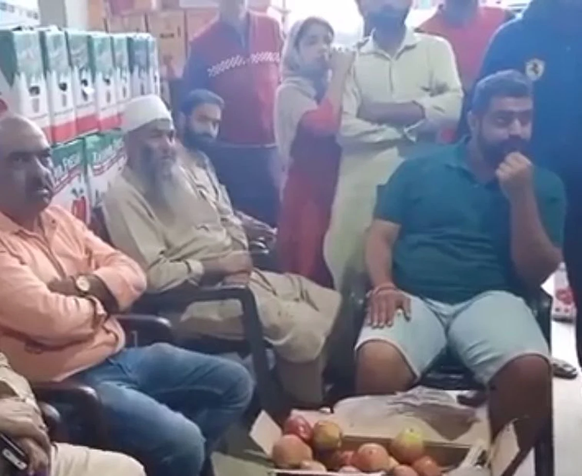 The transporters said that the fruit trucks do not show up at outstation Mandis on time, causing damage to the fruit.