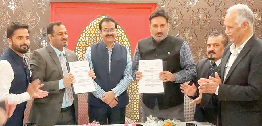 He said that Kashmir is a unique place where tourism and medicine can be offered to visitors.