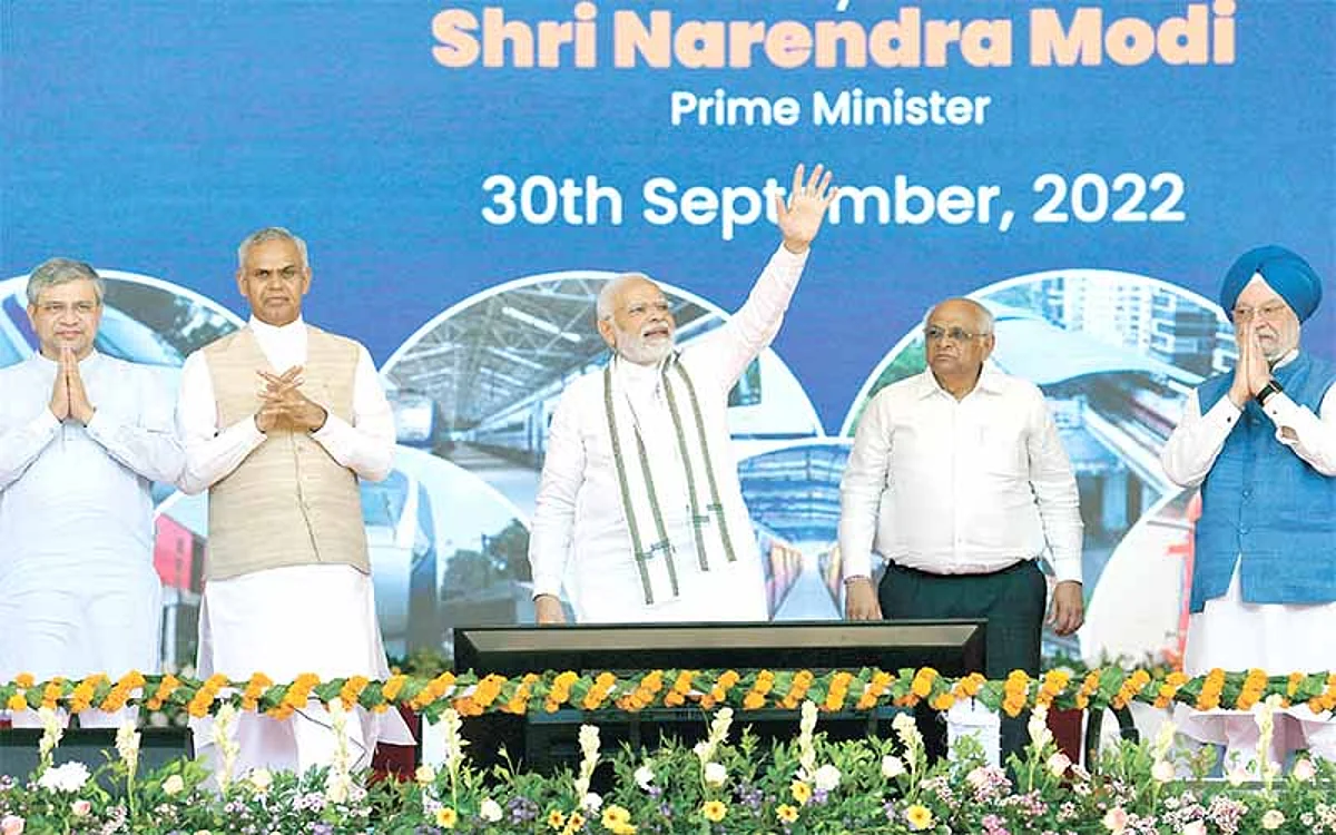 Prime Minister Narendra Modi receives a warm welcome at the inauguration of the Ahmedabad
Metro Rail project at the Ahmedabad Education Society in Ahmedabad on Friday.