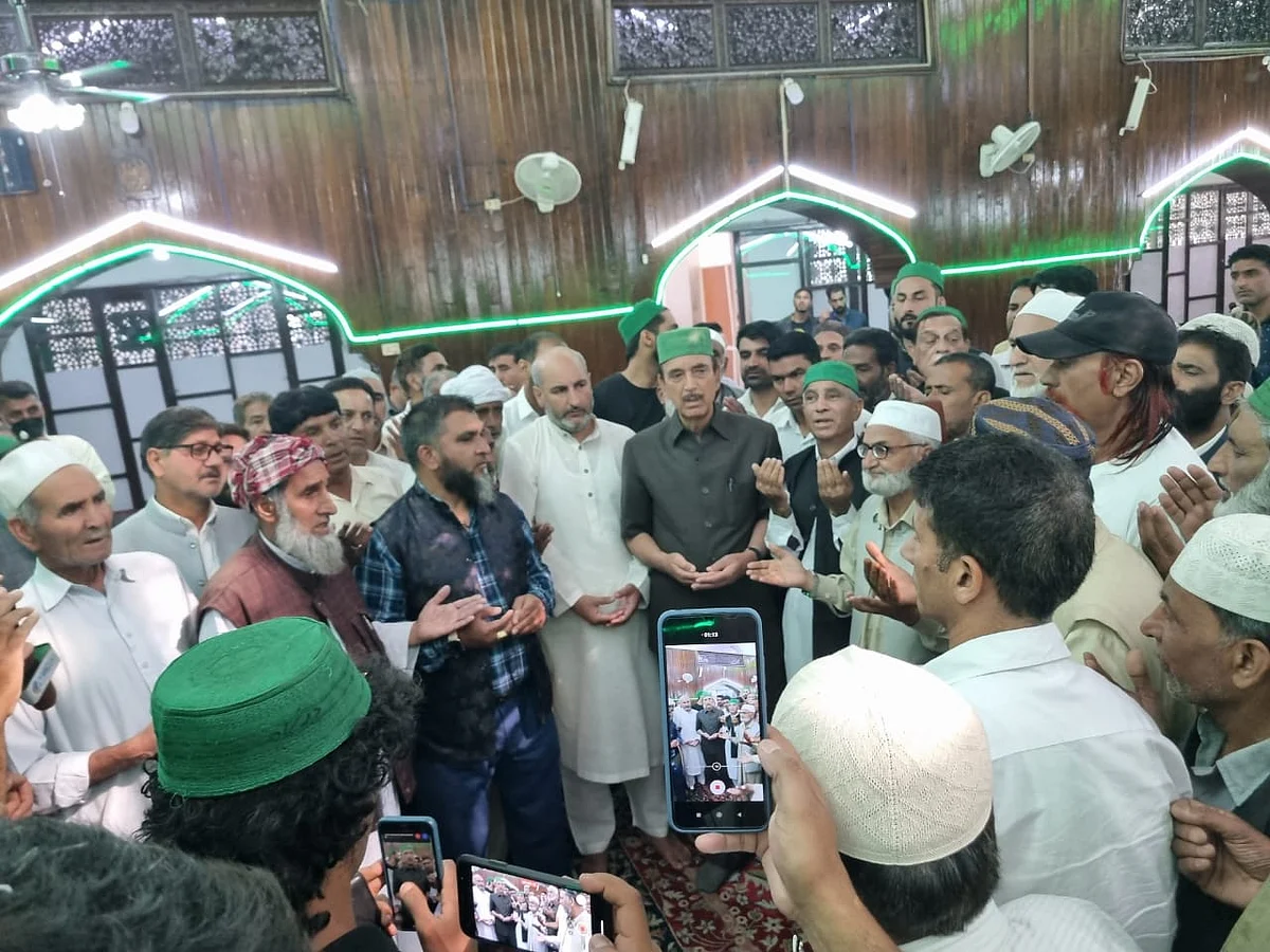 Azad visits Dargah Hazratbal shrine, gets rousing welcome