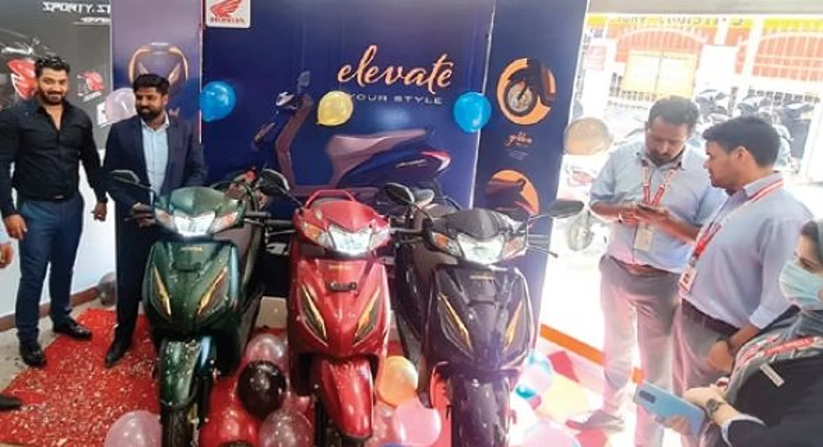 During the event, customers were informed about the features of the scooter such as modern camouflage graphics, sportier alloy wheels, and a silent ACG starter.