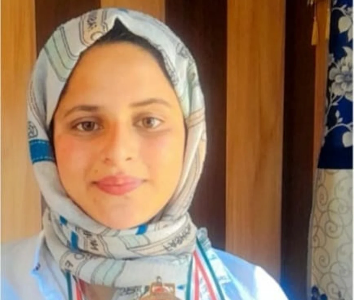 Humaira, a student of class 12 at Government Girls Higher Secondary School Handwara achieved this feat by lifting 235 kg in separate competitions.