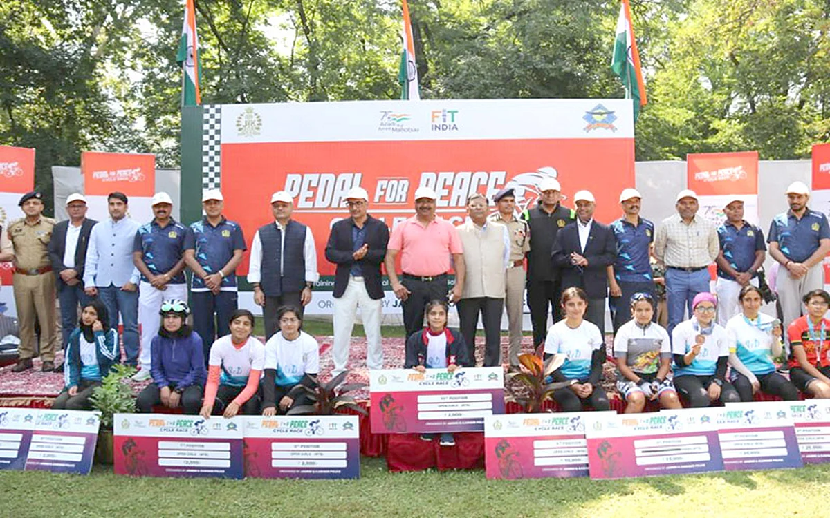 J&K Police organise cycle race ‘Pedal for Peace’