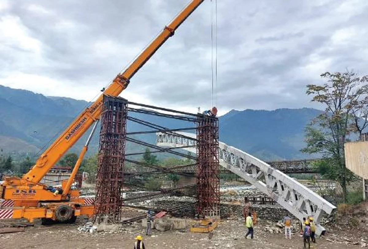 The frequent traffic snarls due to the one-way bridge over the nallah Sindh near Wayil are causing a lot of inconvenience to commuters travelling on the Srinagar-Leh highway.