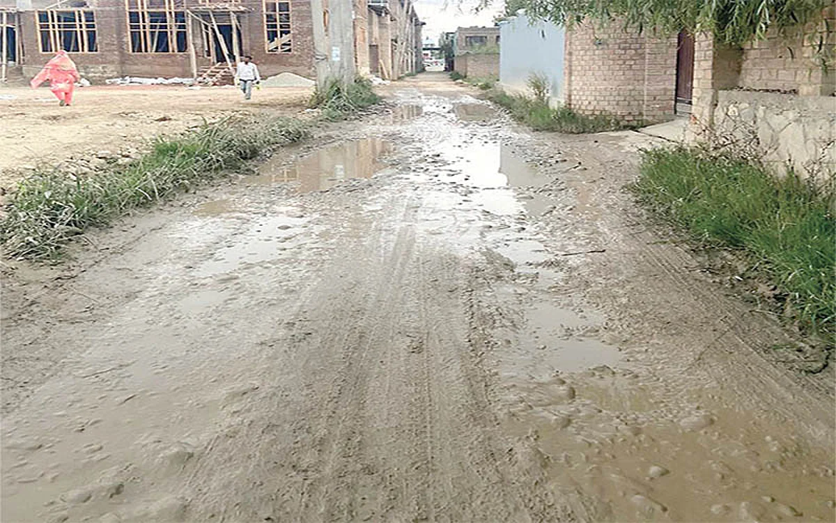 Dilapidated road irks residents of Gul Colony