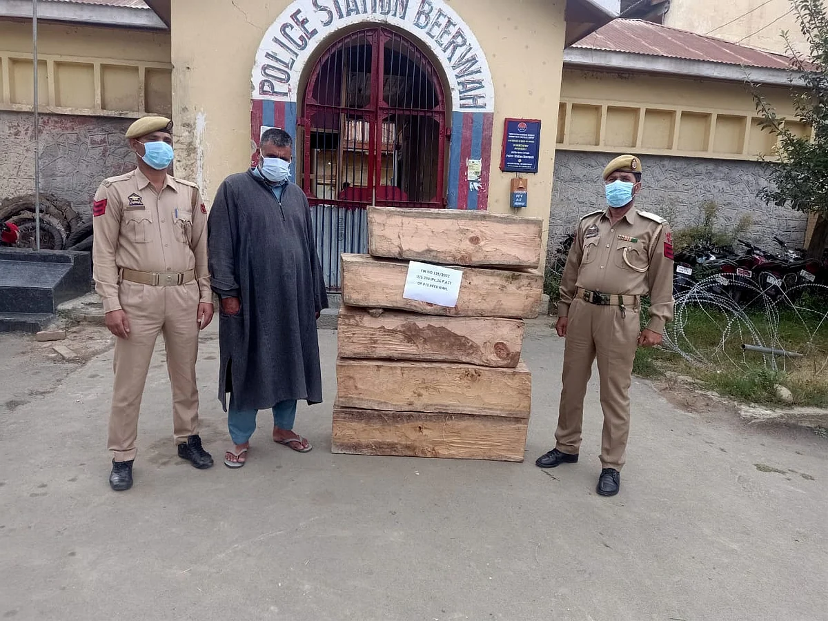 The accused smuggler was arrested on the spot and shifted to PS where he remains in custody, said police.