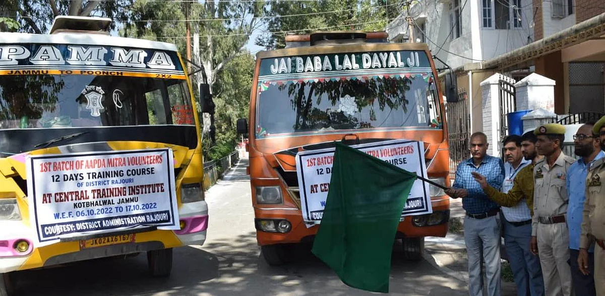 Group of 42 Apada Mitra volunteers flagged off for training