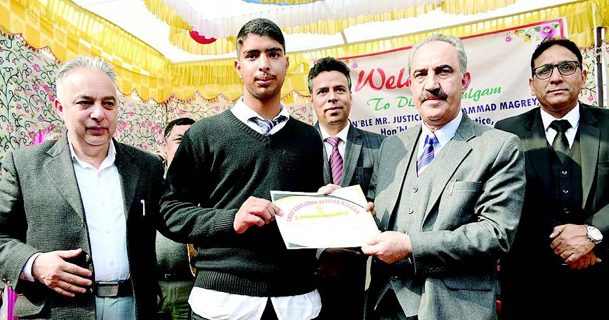 The school authorities felicitated the Chief Justice and spoke high of his achievements.
