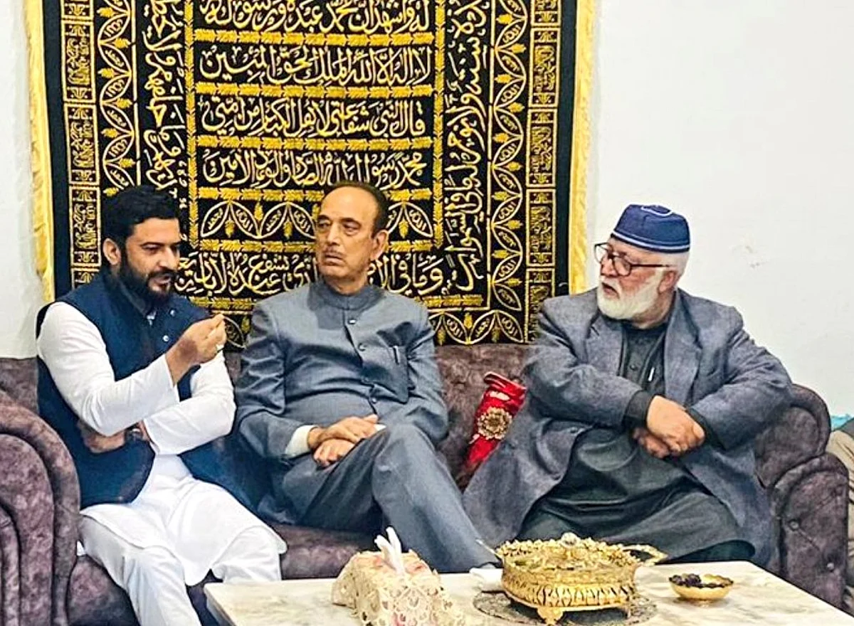 Azad visits Salman Nizami's Banihal residence to condole his father's demise