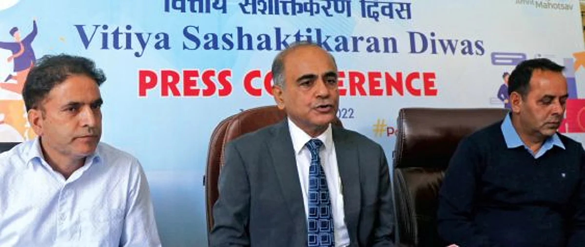 Chief Postmaster General, J&K Circle, Niraj Kumar extended best wishes to the people of J&K and the staff of post offices in J&K.