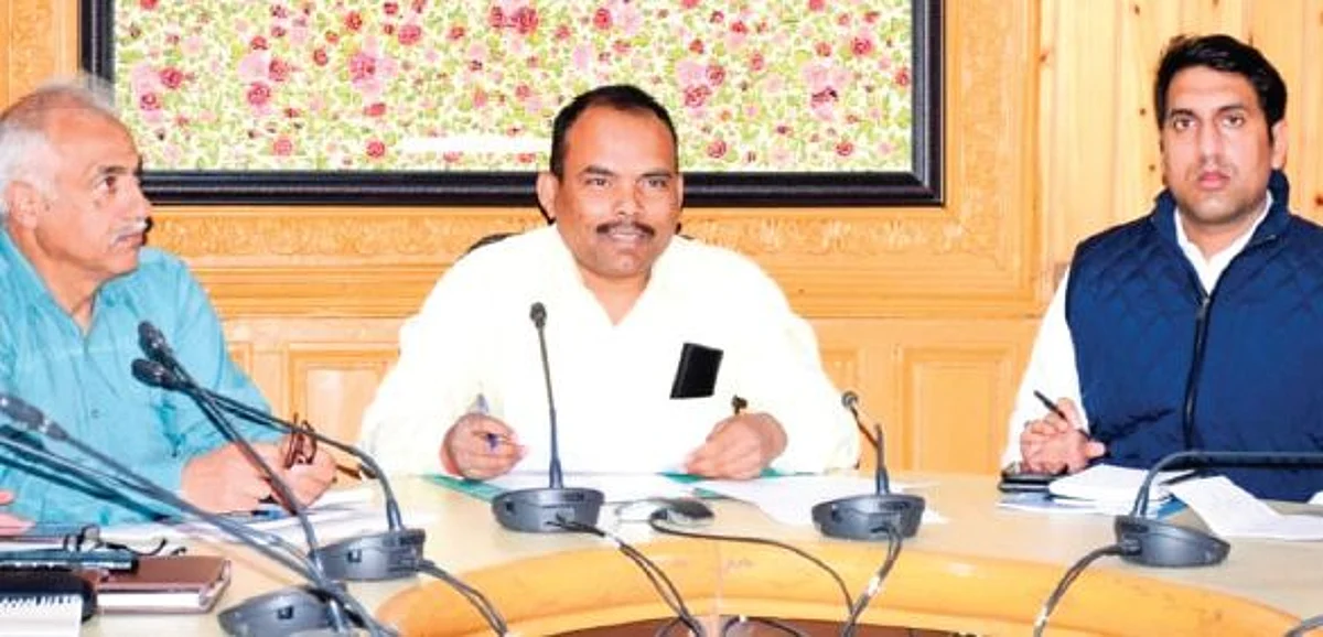 Meanwhile, Div Com stressed on CEs of R&B and MED to use new sophisticated machinery instead of crude snow clearance machinery. He exhorted upon them to chalk out priority wise snow clearance plan and directed them that priority once decided shall not exceed or change.