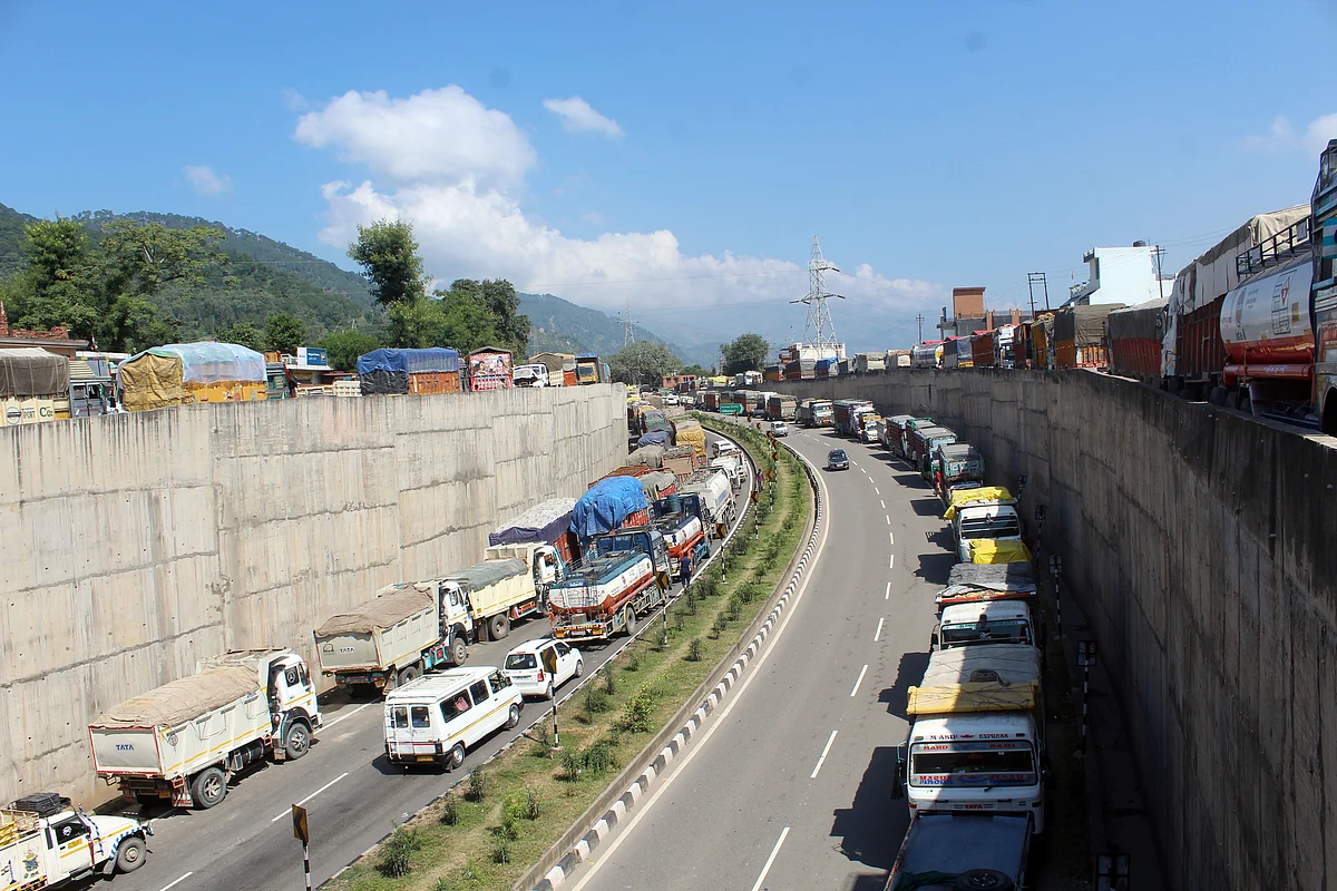 The traffic officials said that during the day hundreds of private cars and passenger LMVs crossed the Ramban-Banihal stretch of the highway for their respective destinations in a regulated manner.