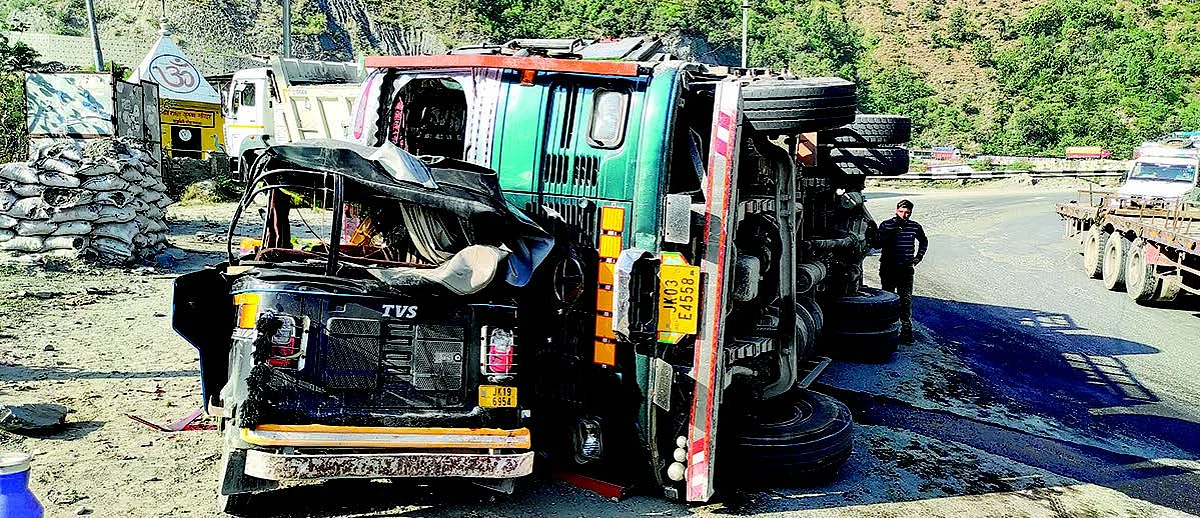 A three-wheeler Auto Rickshaw had a head-on collision with a truck at Raj Seri Kelamorh in district Ramban.
