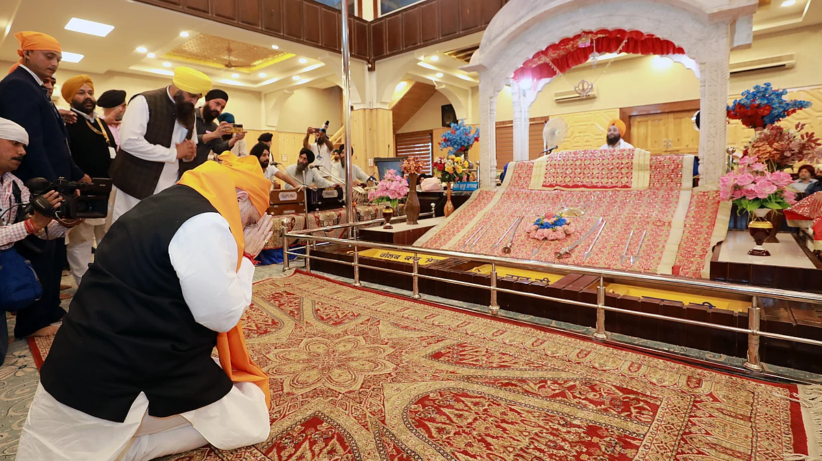 The Gurudwara Chatti Padshahi is one of the most important Sikh pilgrimage sites in Kashmir situated in the heart of Srinagar in Rainawari just outside the Kathi Darwaza.