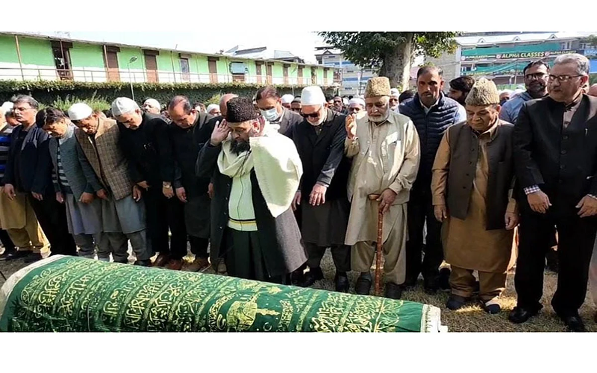 Farooq, Omar condole demise of wife of Sharief-Ud-Din Shariq