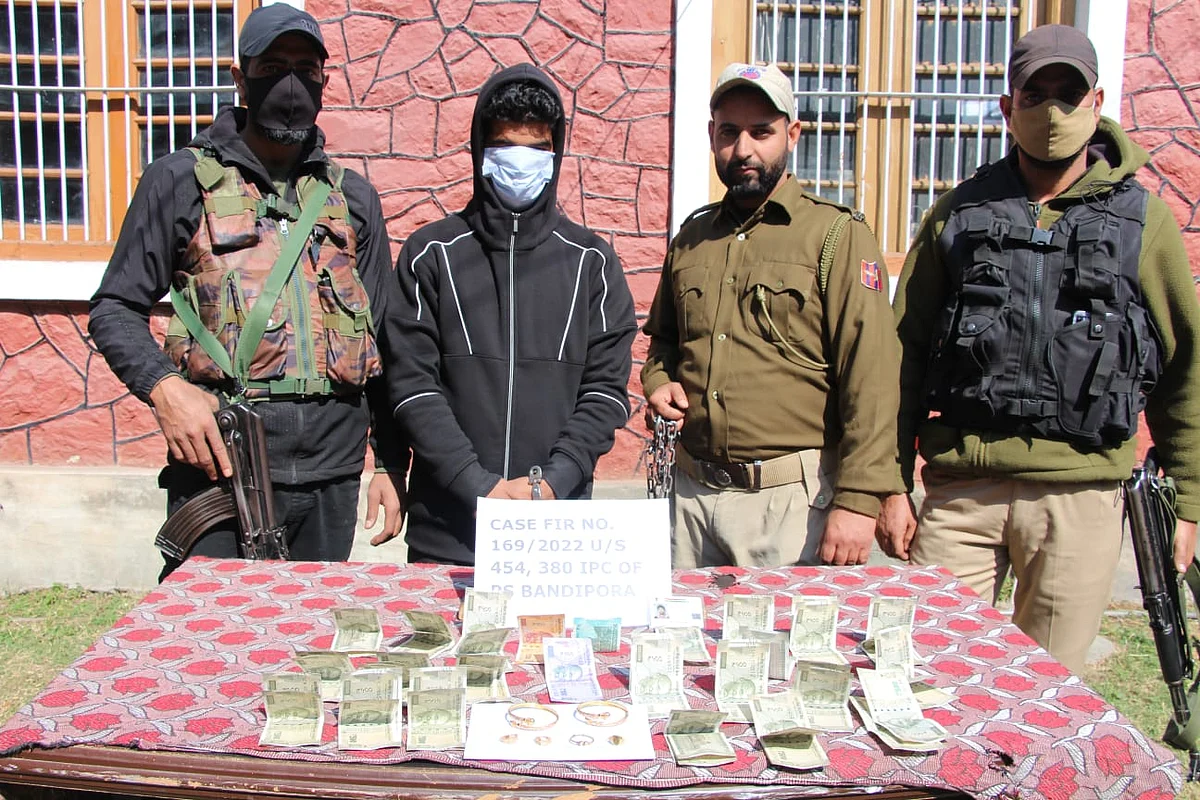 The police identified the accused burglar as Amir Ahmad Rather, son of Ghulam Nabi Rather, a resident of Aanchar in Soura, Srinagar.