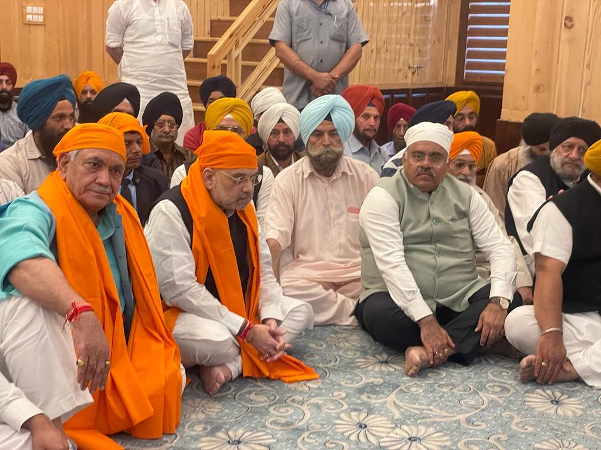 Amit Shah pays obeisance at Gurudwara Chatti Patshahi in Srinagar