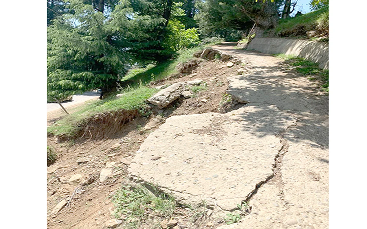 Link road to Gujjar Basti Pahalgam lies in shambles