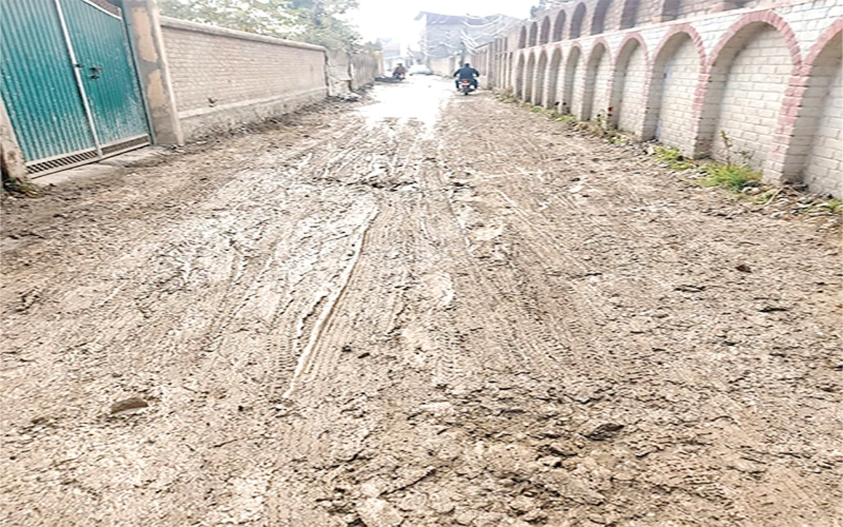 Mominabad residents decry dilapidated lane