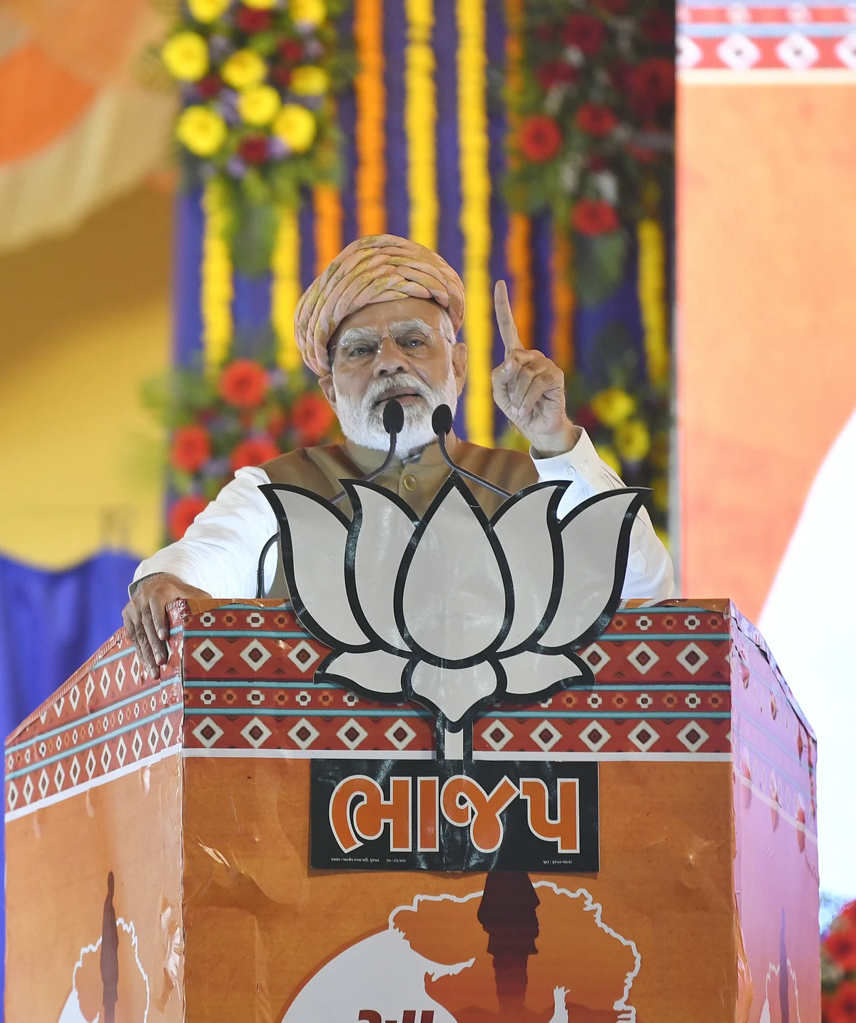 Talking about the benefits extended to the farmers, he reminded that the central government was bearing Rs 1,600 to 1,700 subsidy per Urea bag. Whereas the farmer was paying only Rs 200 to 300 per bag.