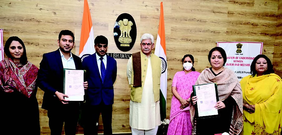 The LG said that from shawls and carpets to phool kari, J&K’s arts and crafts had earned global recognition for their uniqueness.