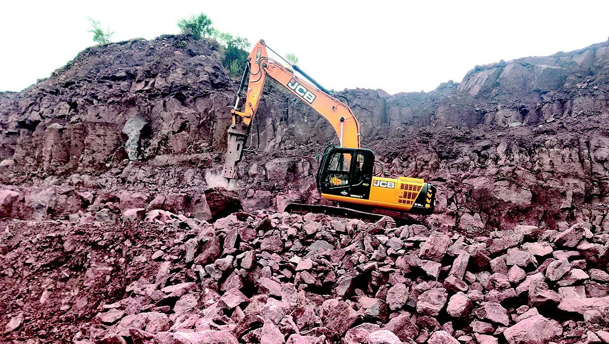 Regarding the project from Akhnoor to Poonch, officials said that the present distance of the stretch from Akhnoor to Poonch is 200 kilometers which will be reduced by 32 kilometers and the new stretch will be 168 kilometers and will have four tunnels.