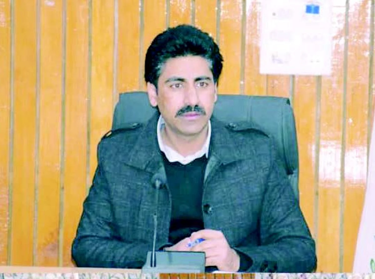 The DC directed officers to listen to the issues of the public through DDC, BDCs and PRIs and help them in resolving them in the shortest possible time.