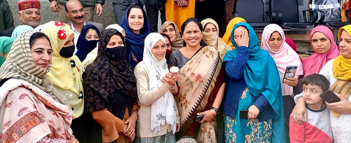 At the outset, the Minister paid a visit to Fruit Mandi Sopore where she interacted with the Fruit Growers Association, progressive orchardists and farmers.