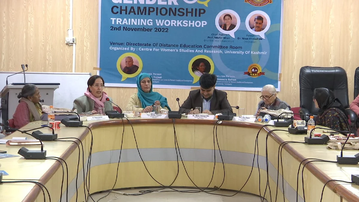 Prof Nahida congratulated the CWSR coordinator Dr Shazia Malik and her team for taking the initiative of ‘gender champions’ and for making efforts in organising the current programme.