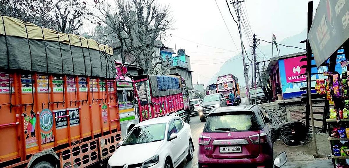 Whereas heavy load carriers would be allowed to move towards Kashmir from Jakgani, Udhampur after assessing road traffic situation on Srinagar Jammu National highway on Friday morning.
