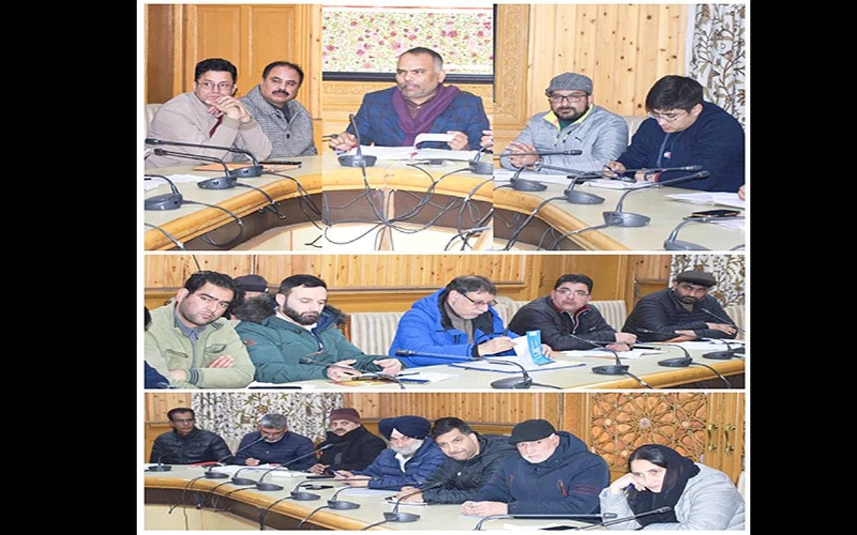 Div Com reviews progress of in-situ development of model hamlets of Dal Lake