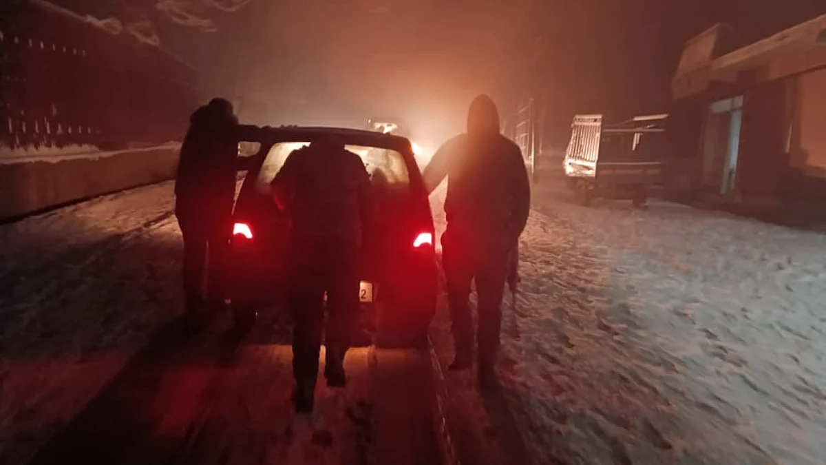 Police rescue tourists stranded in snowfall