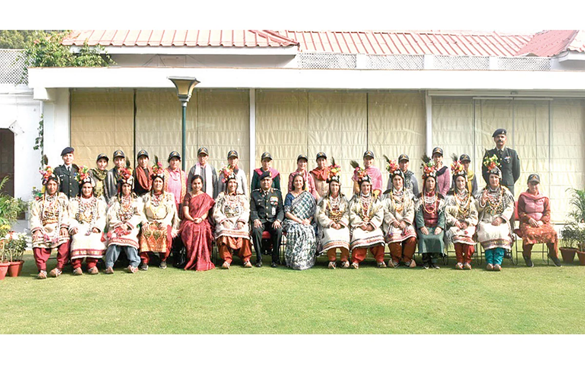 Local Buddhist women meet with Army Chief
