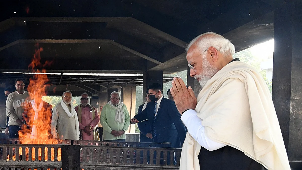 Narendra Modi and his elder brother, Somabhai, gave the 'agnidah' to the mortal remains of Heeraben.