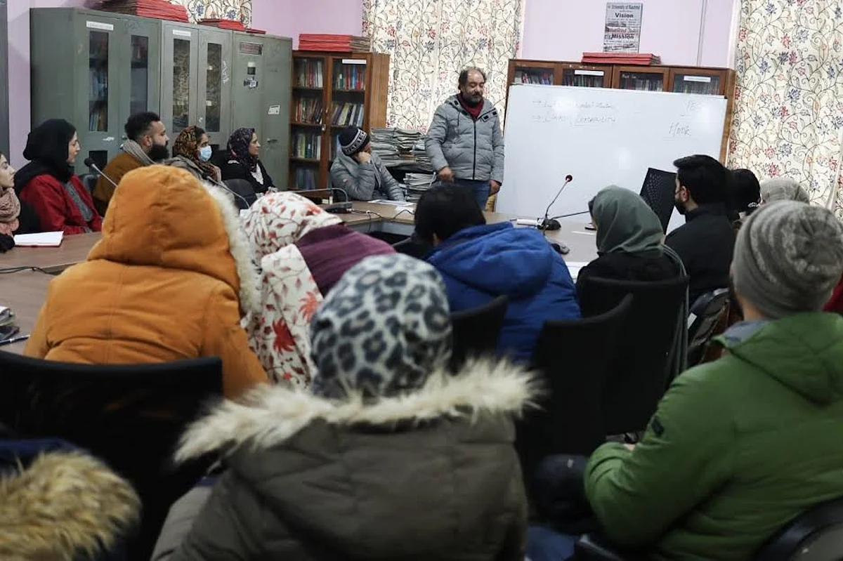 The workshop aimed to train the students in online writing and editing skills.
