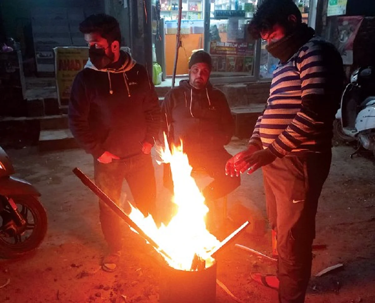 The MeT officials said that in north Kashmir’s Kupwara town the mercury settled at minus 2.7 degrees Celsius against minus 2.4 degrees Celsius the previous night, 1.3 degrees Celsius below normal.