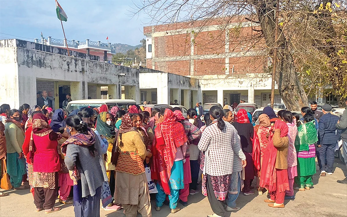 Anganwadi employees hold protest in Nowshera for salary hike