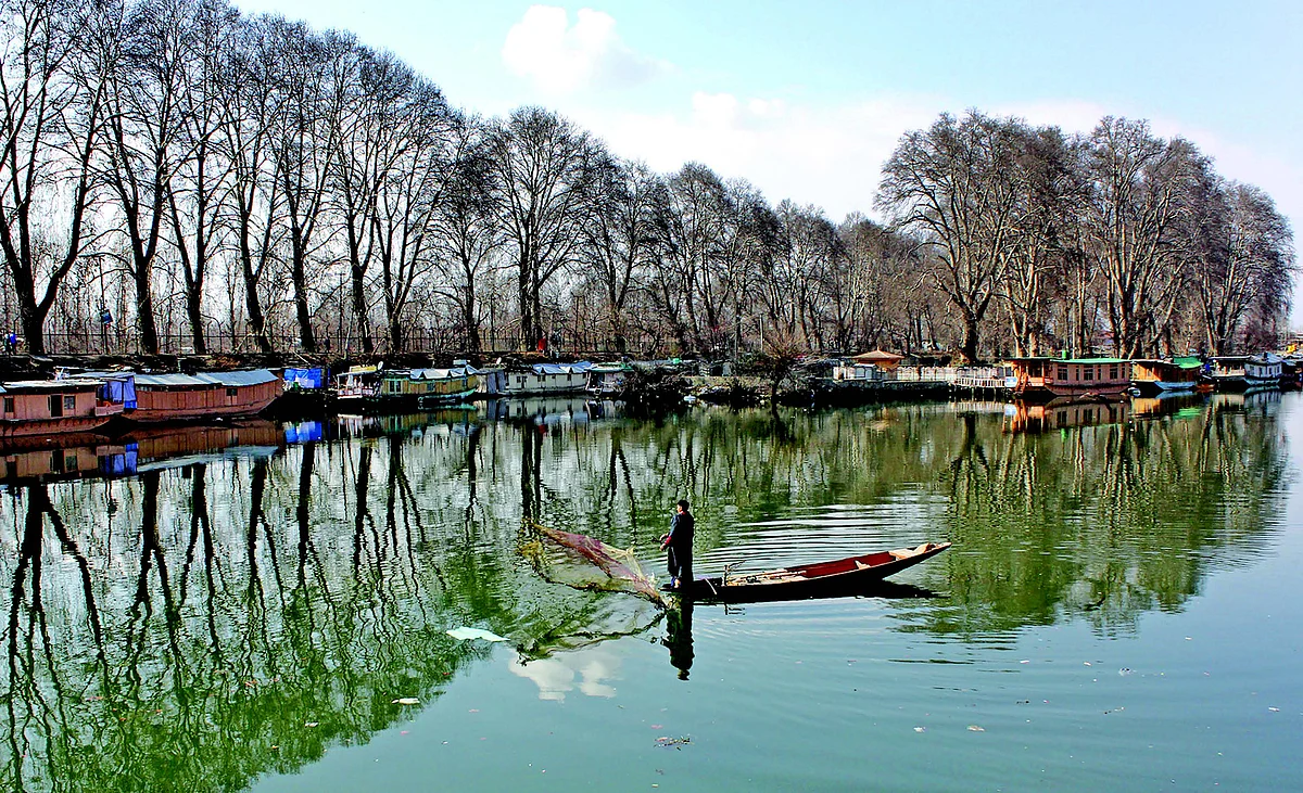 A fi sherman casts a net on the waters of Tsunt Kul, a navigational canal that branches out from River Jhelum and helps regulate the water level of Dal Lake. The canal gets its name from the Kashmiri word for quince, ‘Bamb-Tsunt’, as, in the past, there were many quince trees on its banks.