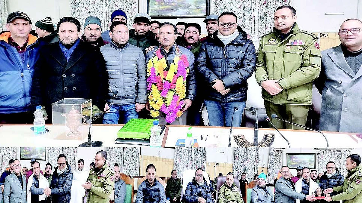 The DC hailed major contributions of the outgoing ACR towards maximum Voter enrollment, digitization of land record and saturation of the PM KISSAN scheme in the district, besides, doing routine work.