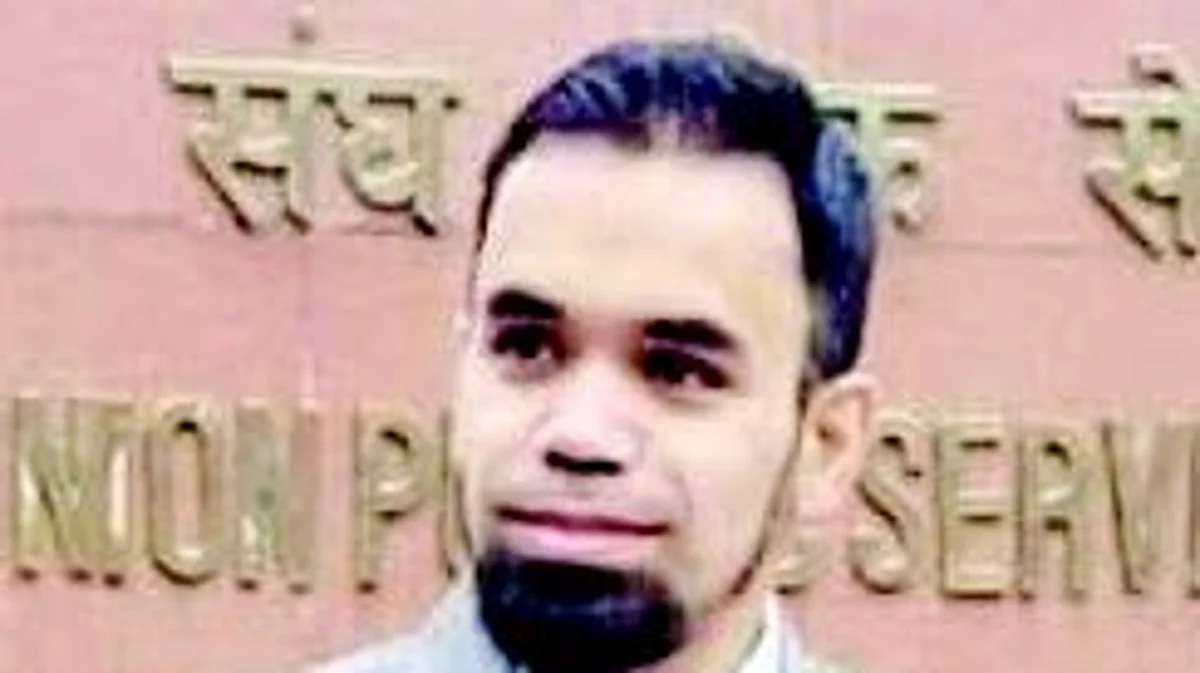 After completing his Bachelor’s degree from Government Degree College, Baramulla, Adil pursued his Master’s in Statistics at the University of Kashmir (KU).