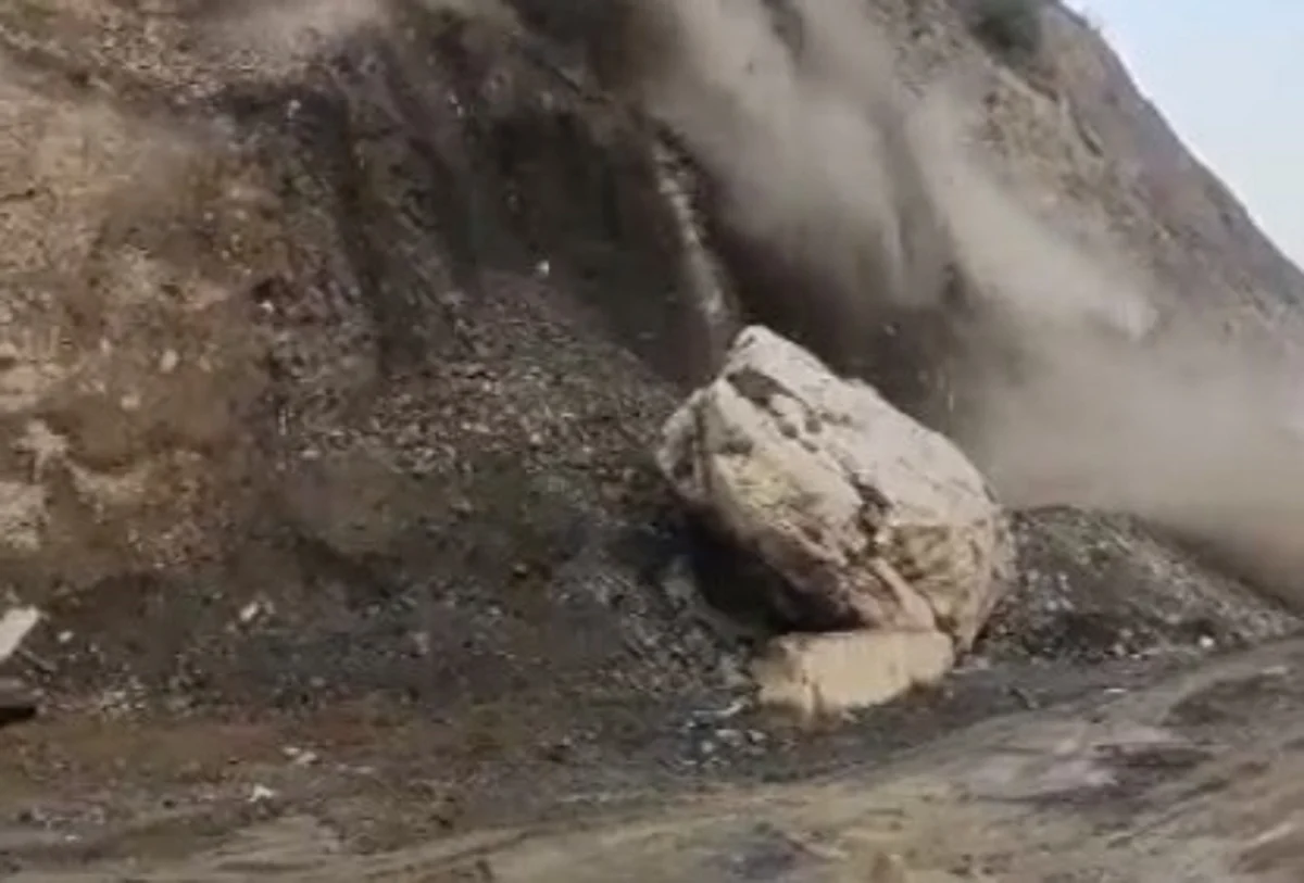 They said HMVs carrying essential supplies were still heading toward Kashmir at a slow pace.