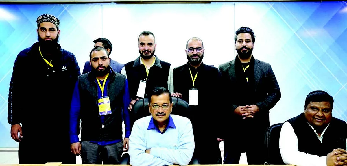 Muddasir Hassan Prabhari Youth wing, Amrit wattal Youth President Jammu,Hakim Rizwan Illahi Youth President North Kashmir, Shiekh Naveed District President Srinagar North were part of the delegation that met Arvind Kejriwal.