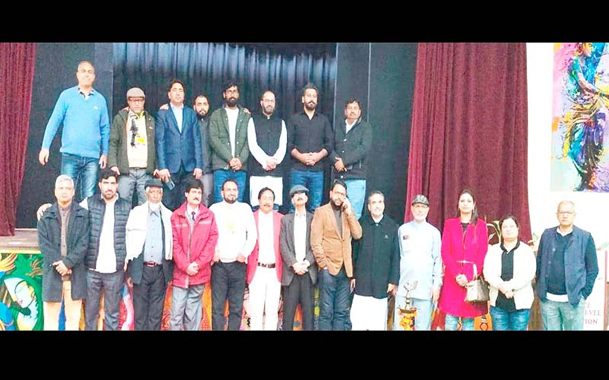 Delegation of Kashmir AAP leaders visit schools in Delhi