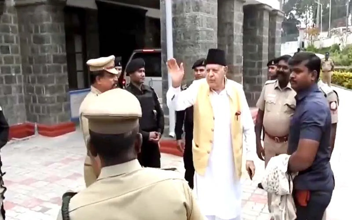 Dr Farooq Abdullah pays homage at APJ Abdul Kalam memorial