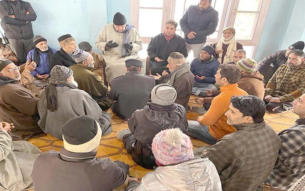Farooq Abdullah visits bereaved Makhdoomi household
