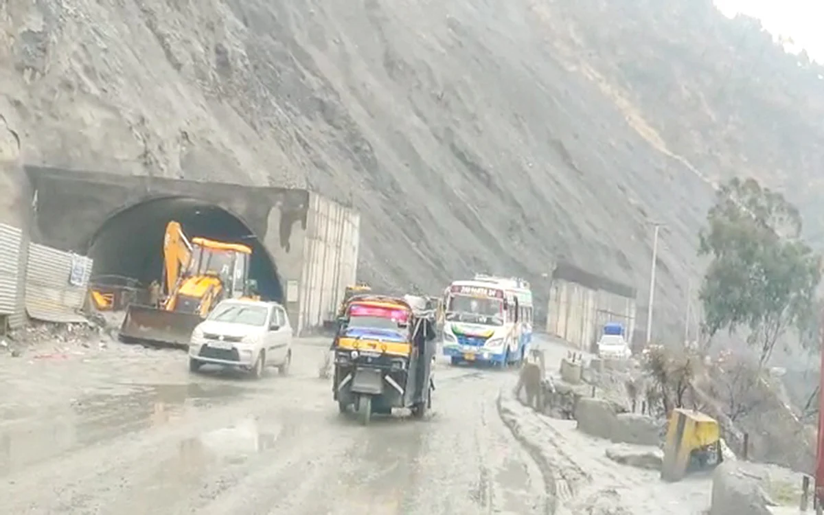 Fresh snowfall, rains | Traffic movement disrupted for couple of hours on highway