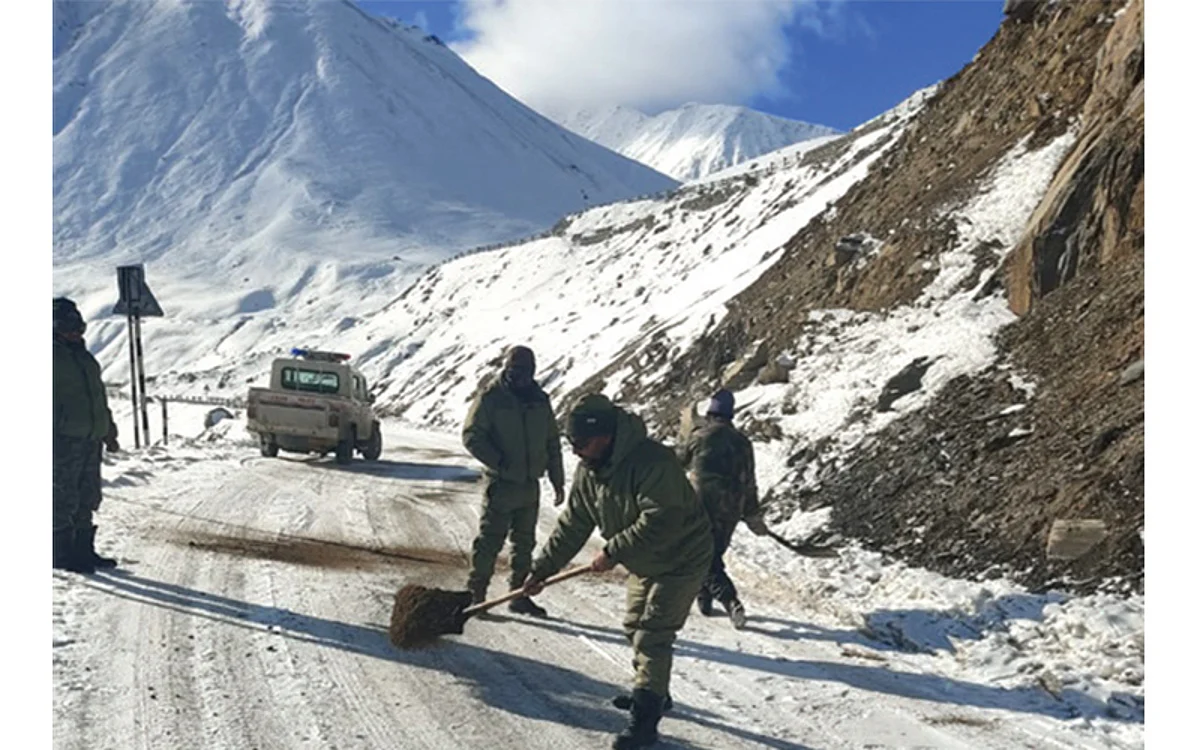 BRO, police personnel brave harsh weather to keep Srinagar-Leh highway open