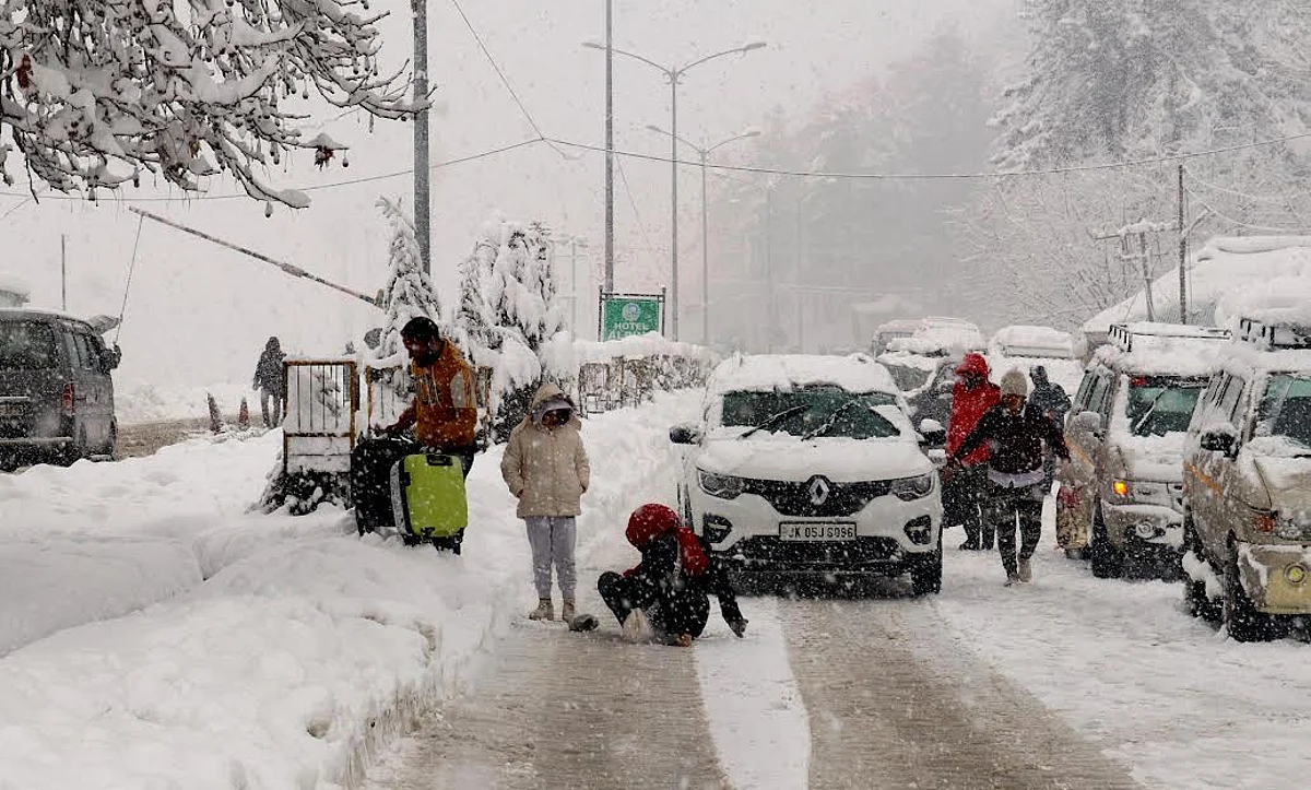 Tangmarg area of north Kashmir’s Baramulla district received over one feet fresh snow on Wednesday.