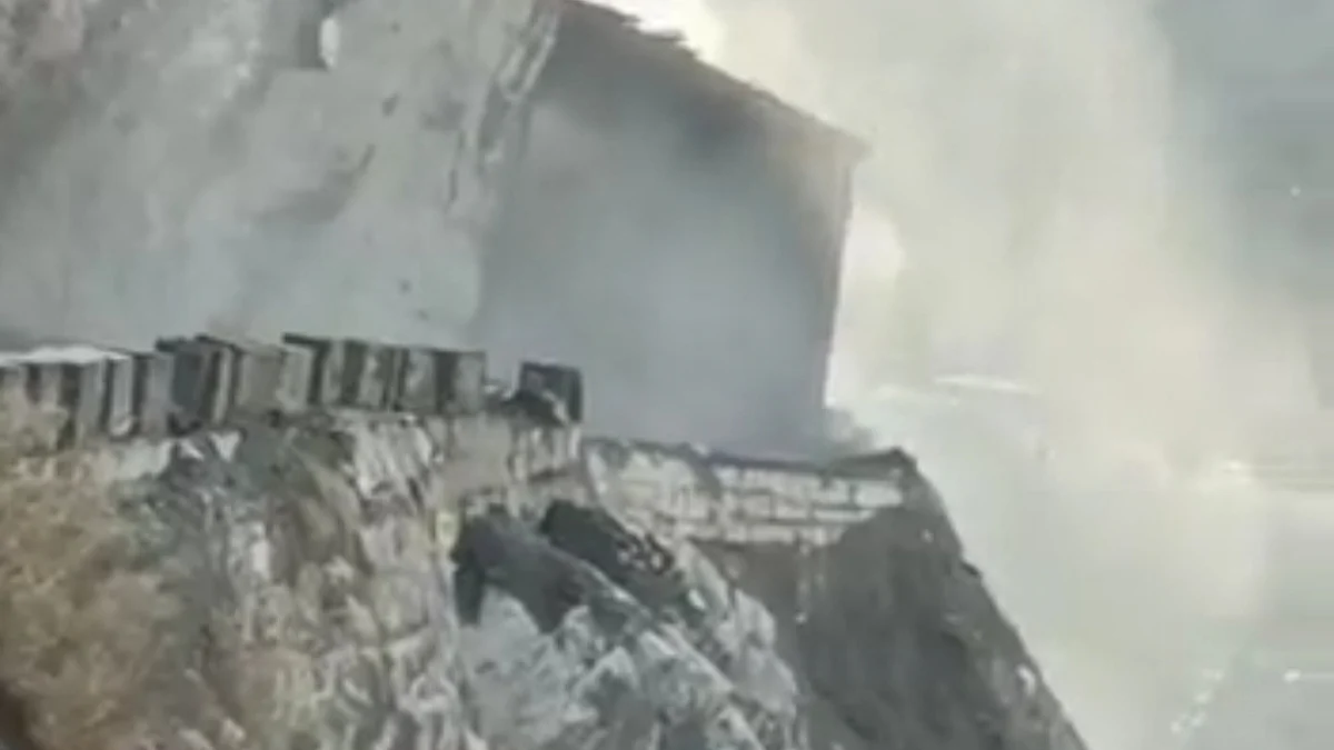 Traffic halts on Sgr-Jmu highway after shooting stones at Panthyal, Ramban